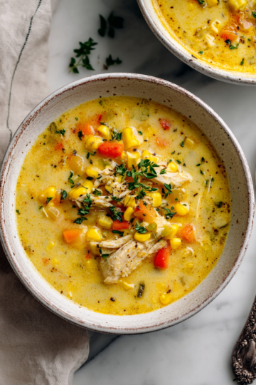 Zuppa cremosa di pollo e mais, comfort food autunnale, facile e veloce.