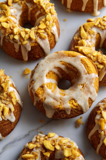 Deliziosi donut di zenzero al forno, un dolce perfetto per le feste, facile da preparare e ricco di spezie autunnali.