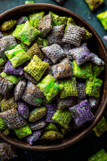 Deliziosi Zombie Muddy Buddies, uno snack spettrale per Halloween, facili da preparare e divertenti da gustare, perfetti per feste.