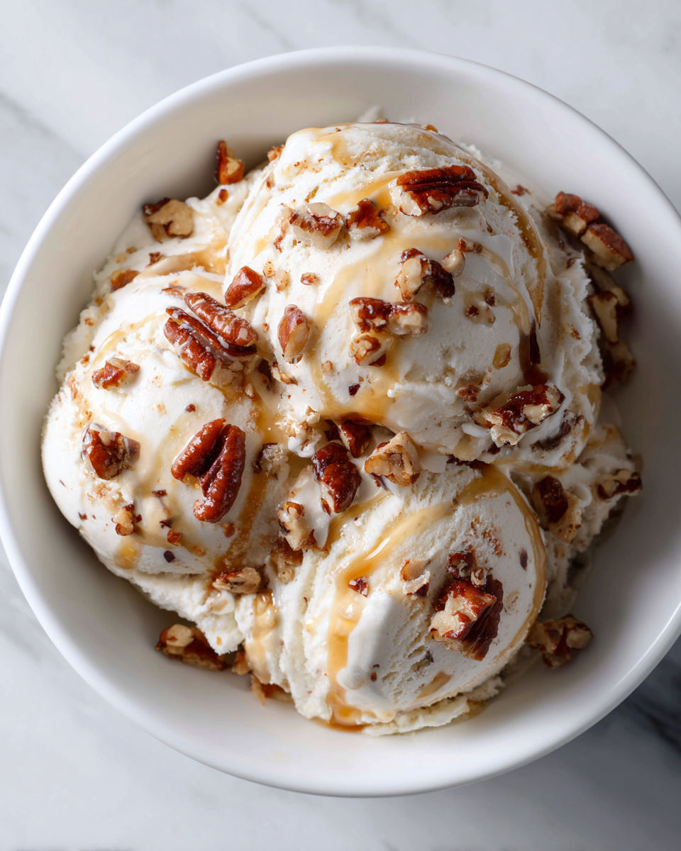 Delizioso Gelato al Burro e Noci Pecan Gelato al burro e noci pecan cremoso e ricco, ideale per l'autunno.