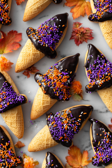 Deliziosi Biscotti a Cappello da Strega per Halloween Biscotti a cappello da strega decorati per Halloween, facili da preparare e deliziosi, con glassa e coni di cioccolato.