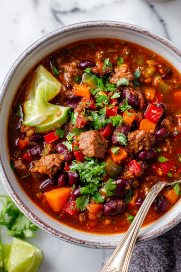 Chili da Campionato: Comfort Food Autunnale Chili da campionato ricco di carne e aromi, perfetto per le cene autunnali.