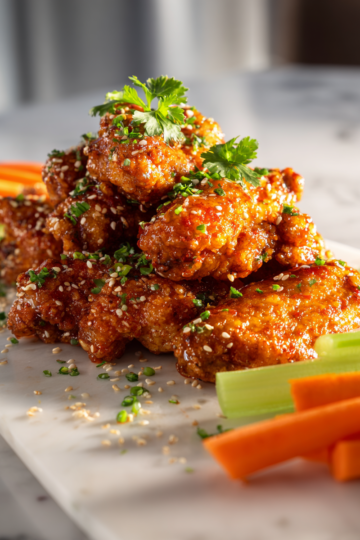 Deliziose Ali di Pollo Honey Sriracha per l'Estate Ali di pollo al honey Sriracha, dolci e piccanti, perfette per cene estive e feste con amici.